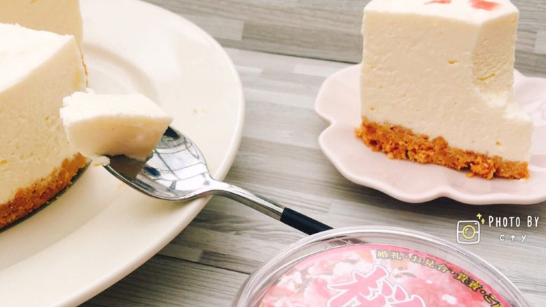 樱花奶油芝士蛋糕,入口即化，介于冰淇淋和奶酪之间的口感。