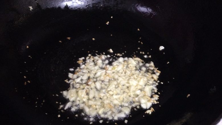 辣炒双菇,热锅凉油小火倒入蒜末煸至微黄