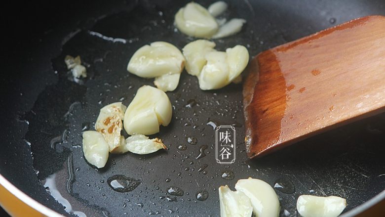超级下饭的红烧黄鳝,锅内放入一大匙油，把蒜放入爆香；