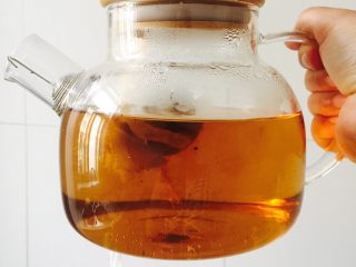 百香果茶,水开后放入茶包和黄冰糖再煮三到五分钟放到温热可以尝一下甜度  可以再加点蜂蜜哦～