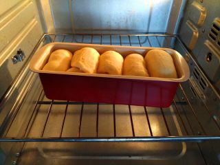   红豆吐司包,烤箱上下管175度预热 10分把发好的面包放入烤箱里，烘烤 20-23分钟。