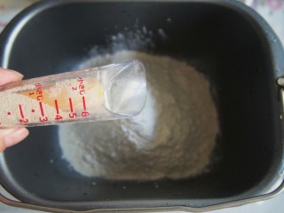 日常白吐司,倒入面粉，在一侧加入酵母