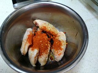 健康美味的无烟烧烤 - 坤博砂锅烤鸡翅,把鸡中翅放在小盆里，把调味料放入。（麻辣面、烧烤汁、生抽、蚝油）