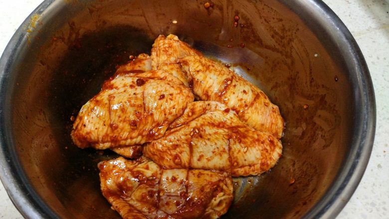 健康美味的无烟烧烤 - 坤博砂锅烤鸡翅,把鸡中翅和调料拦拌好，腌制4-5小时以上。