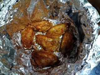 健康美味的无烟烧烤 - 坤博砂锅烤鸡翅,开始大火20分钟，其中每10分钟左右把鸡中翅翻个身。