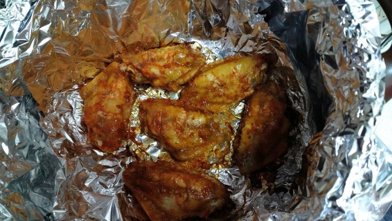 健康美味的无烟烧烤 - 坤博砂锅烤鸡翅,开始大火20分钟，其中每10分钟左右把鸡中翅翻个身。