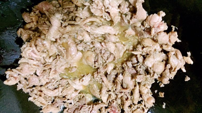 爆炒剁椒野猪肉,下肉片大火翻炒至肉片变色，盛起出锅。
