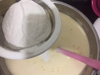 蜜豆糯米蛋糕,糯米粉过筛，上下搅拌均匀。