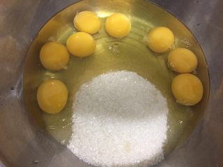 蜜豆糯米蛋糕,磕入8个鸡蛋。