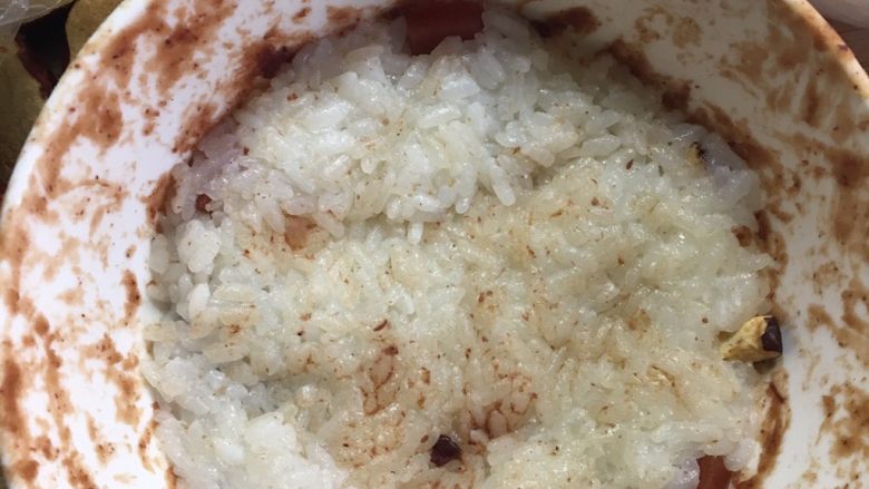甜饭,然后一次性的放到食材上面，压紧，一定要压紧，并要让米把边缘一圈封住。