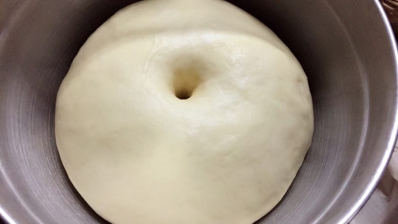 肉松小面包,面团发酵至两倍大，食指沾少许面粉，在面团中间戳个洞，不回缩不塌陷。