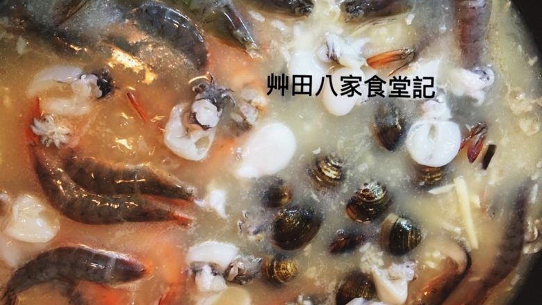 竹筍海味鹹粥,白米熟軟後再加500ml熱開水，接著依序放入蛤蜊、白蝦、一口小花枝