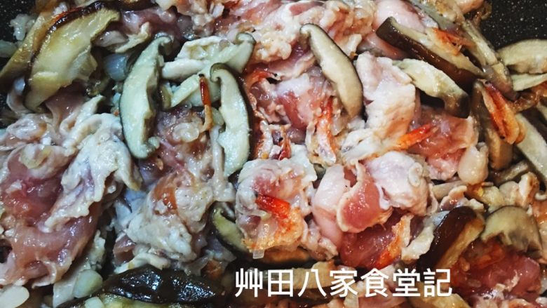 竹筍海味鹹粥,放入豬肉薄片翻炒至肉變白色