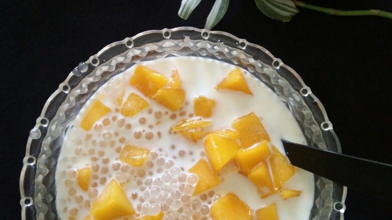 美味又简单的芒果牛奶西米露,大功告成，放进冰箱冷藏一会，会更好吃哦！