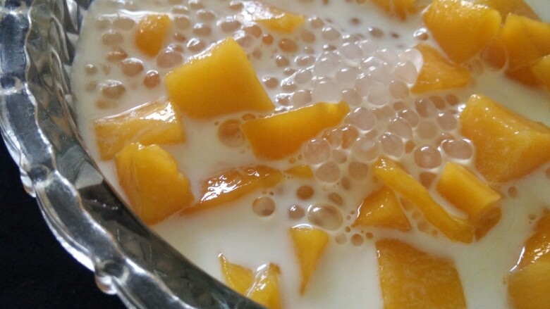 美味又简单的芒果牛奶西米露,又美又简单又好吃的芒果牛奶西米露，是不是很有食欲啊！😄😄😄