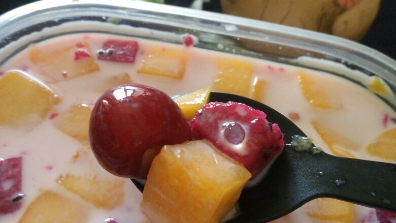 美味又简单的芒果牛奶西米露,还做了一盒给爱吃火龙果和樱桃的大宝贝，好像水果捞😄😄😄
