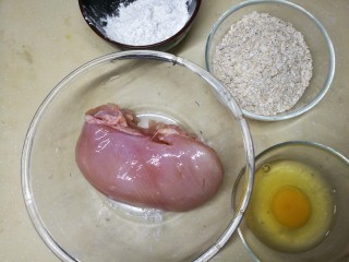 健康无油燕麦鸡米花,燕麦，生粉，鸡蛋后面不够用的话可以再补。