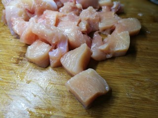 健康无油燕麦鸡米花,鸡胸肉洗净切成2到3厘米的小丁