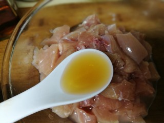 健康无油燕麦鸡米花,倒出水，开始腌制鸡肉。先忘鸡肉丁中加1勺料酒