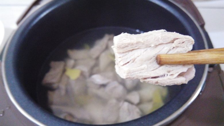 香酥猪肉蓉——宝宝辅食,煮到用筷子夹起肉块，用手能轻松的捏开肉就可以了