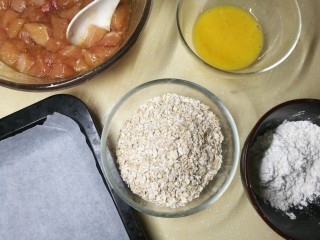 健康无油燕麦鸡米花,油盘铺烤纸，材料准备好。