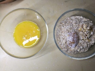 健康无油燕麦鸡米花,再蘸依次蛋液，最后裹燕麦。