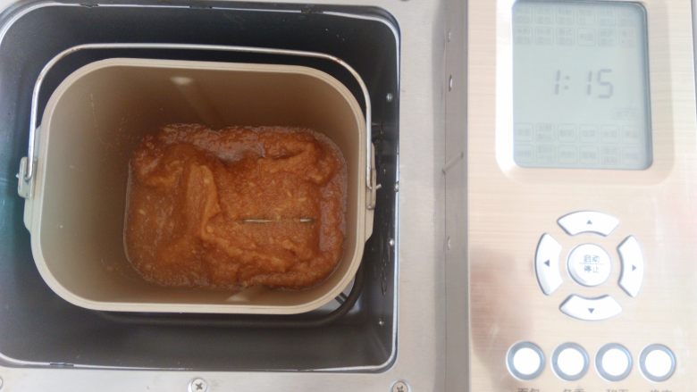自制苹果酱,打碎的苹果泥放入面包机内，启动果酱程序