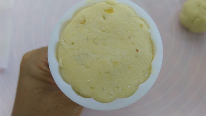 “蒸”的好吃不上火——南瓜糯米糍,面团放入50克或者63克的月饼模具
