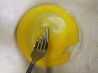 无油阿拉棒,鸡蛋倒进一个大点的盆中，搅散。(可以稍微留一点出来，等后面刷蛋液用)