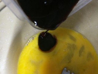 无油阿拉棒,把融了的黑糖汁放凉后，倒进鸡蛋液中。
