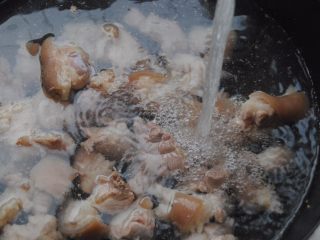 柠檬猪蹄,倒掉锅里的水，用清水冲洗干净血沫