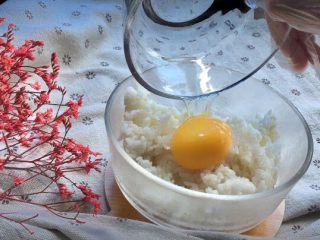 福袋黄金饭,面团静置时间，我们来炒个黄金饭
剩米饭加入纯蛋黄（蛋清不要）
