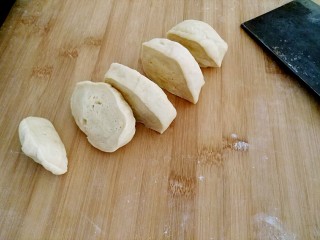   红豆吐司包,把面团分成5分。然后静止15分钟。