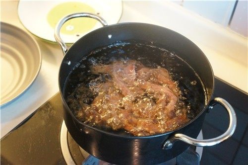 香芒牛柳,油锅加热至140℃左右，快速的炸一下牛柳。