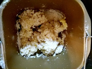   红豆吐司包,用筷子搅拌一下，让面粉和液体大约吸收。