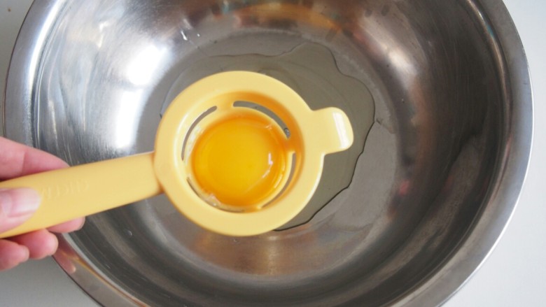 爱心酸奶蛋糕卷,蛋清蛋黄分离，蛋清放入无水无油的容器中