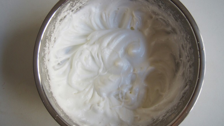爱心酸奶蛋糕卷,打发至纹路明显加入剩下的糖，开低档打发至起泡稳定均匀的湿性发泡即可