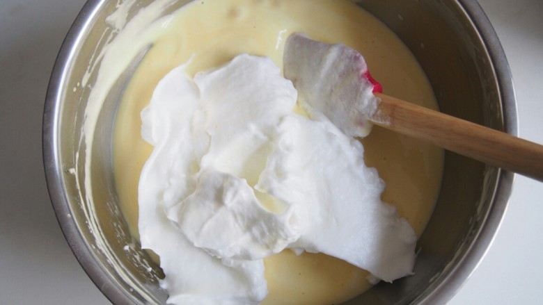 爱心酸奶蛋糕卷,将剩余蛋白霜加入，切拌均匀