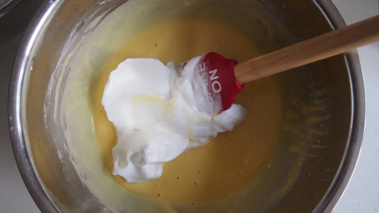 棋格蛋糕,蛋白中分三次加入糖，打发至湿性发泡后取三分之一加入蛋黄糊中