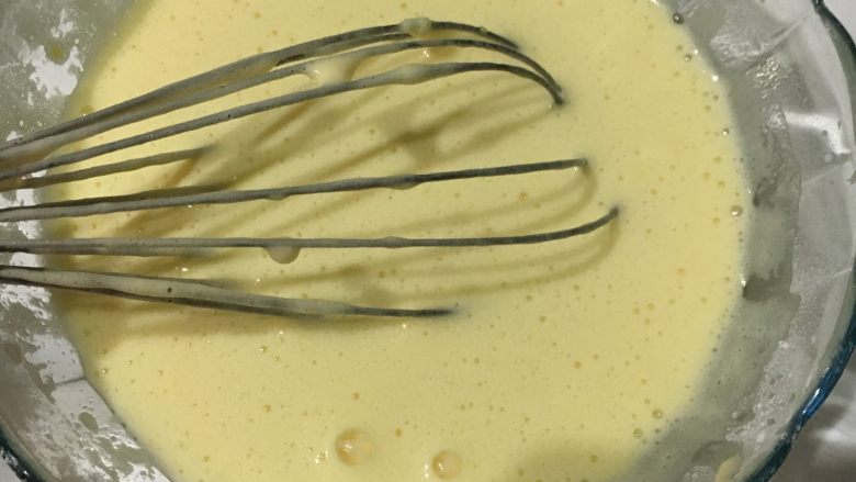 清柠酒香之海绵蛋糕,牛奶和油一同加入提前腌制好的柠檬皮屑里，速度搅拌均匀成乳化状。「混合」