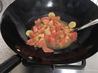 番茄龙利鱼,倒入番茄，不停翻炒，一定要炒出汁