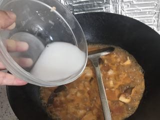 番茄龙利鱼,将事先调好的淀粉水倒入，大火煮开，收汁浓稠，再加入一小勺盐