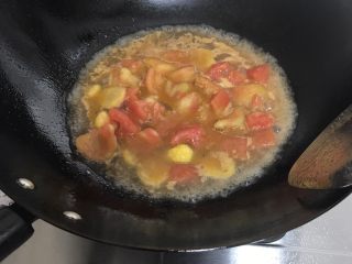 番茄龙利鱼,加入一小碗开水，将番茄充分煮出汁
