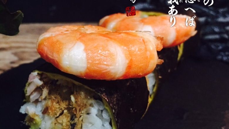 大虾寿司,随后用刀切，切一下，刀用冷开水冲一下，防粘。放上一个水里煮过的大虾。欧拉。