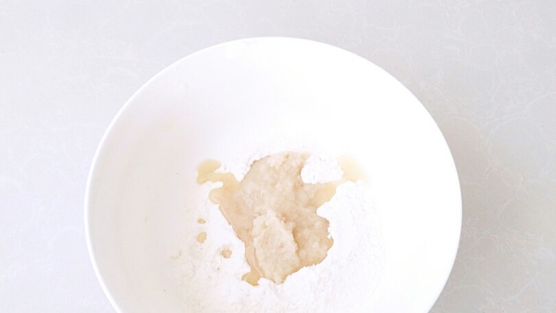 蟹壳黄烧饼,中筋面粉90克，放入60克的猪油。