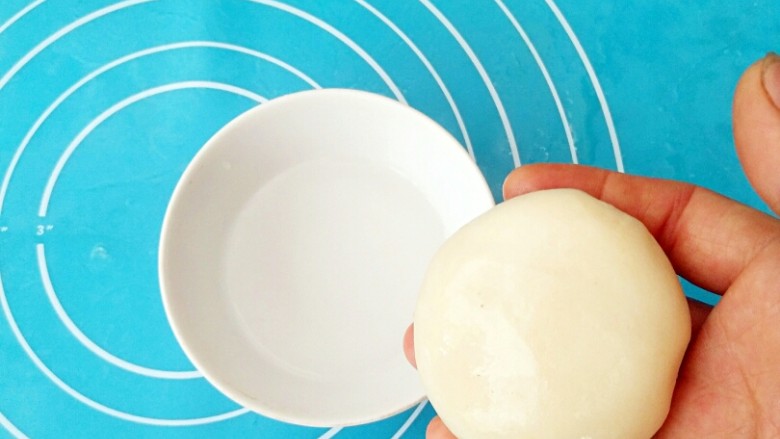 蟹壳黄烧饼,取一个生胚，酌上适量清水。