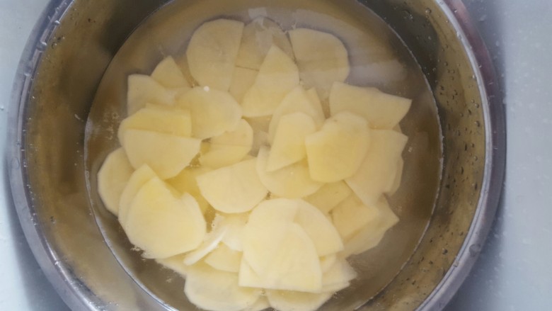 干锅土豆片,土豆切成片，放入水中