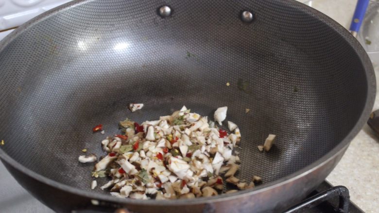 香辣蘑菇酱,锅里加点芝麻油或茶油（橄榄油野性但是味道会不同）让后把蘑菇加进去炒