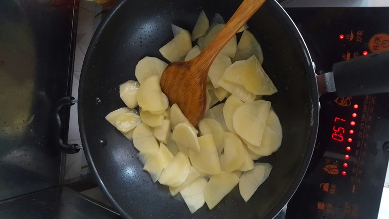 干锅土豆片,放入土豆片，搅拌均匀