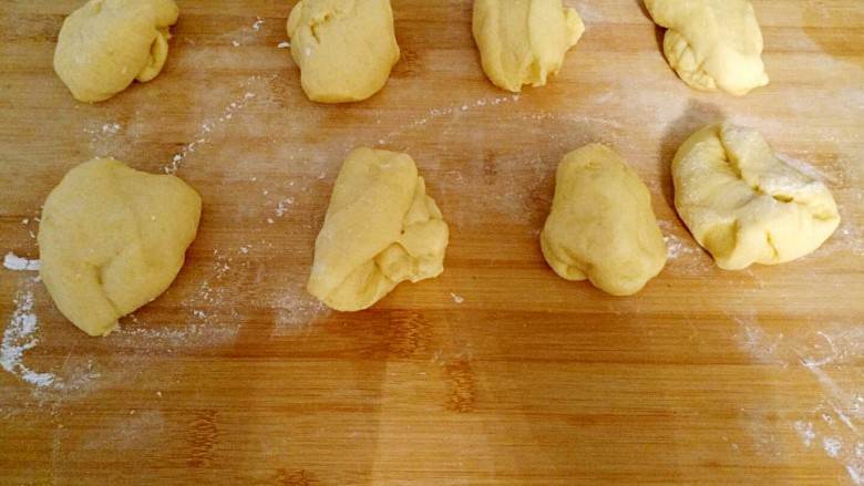   小红豆包,面团从面包机取出，用称平均的把面团分成8份。